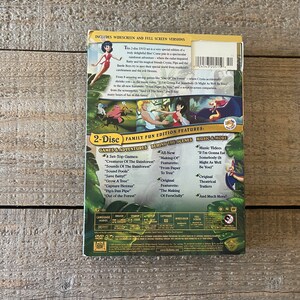 Op de afbeelding: De achterkant van een DVD-hoes voor de animatiefilm "The Jungle Book: Mowgli's Story". De hoes is groen en bevat afbeeldingen van de personages uit de film. De tekst op de hoes bevat "2-Disc Family Fun Edition Features" en somt de speciale functies op die op de DVD zijn opgenomen.