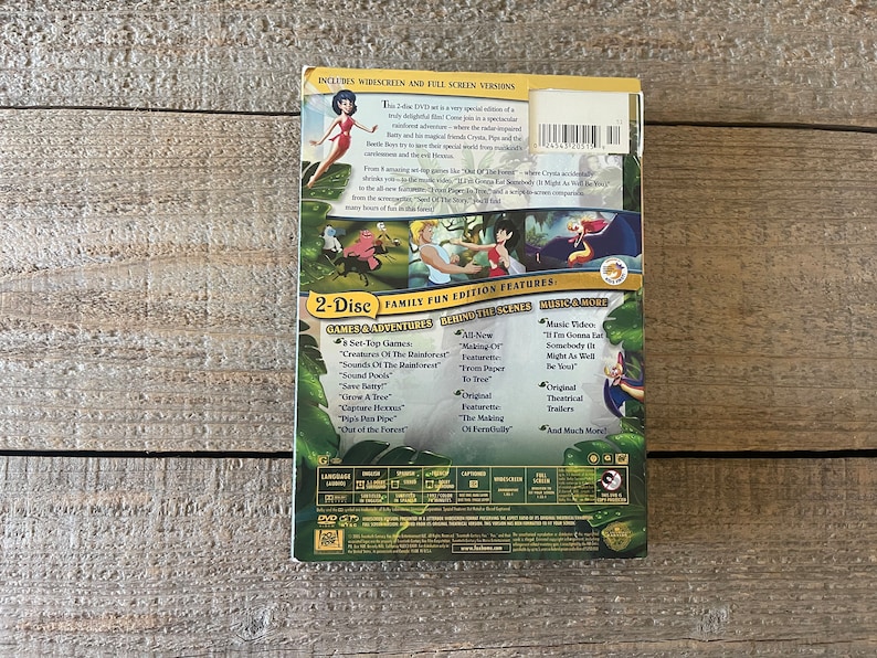 Op de afbeelding: De achterkant van een DVD-hoes voor de animatiefilm "The Jungle Book: Mowgli's Story". De hoes is groen en bevat afbeeldingen van de personages uit de film. De tekst op de hoes bevat "2-Disc Family Fun Edition Features" en somt de speciale functies op die op de DVD zijn opgenomen.