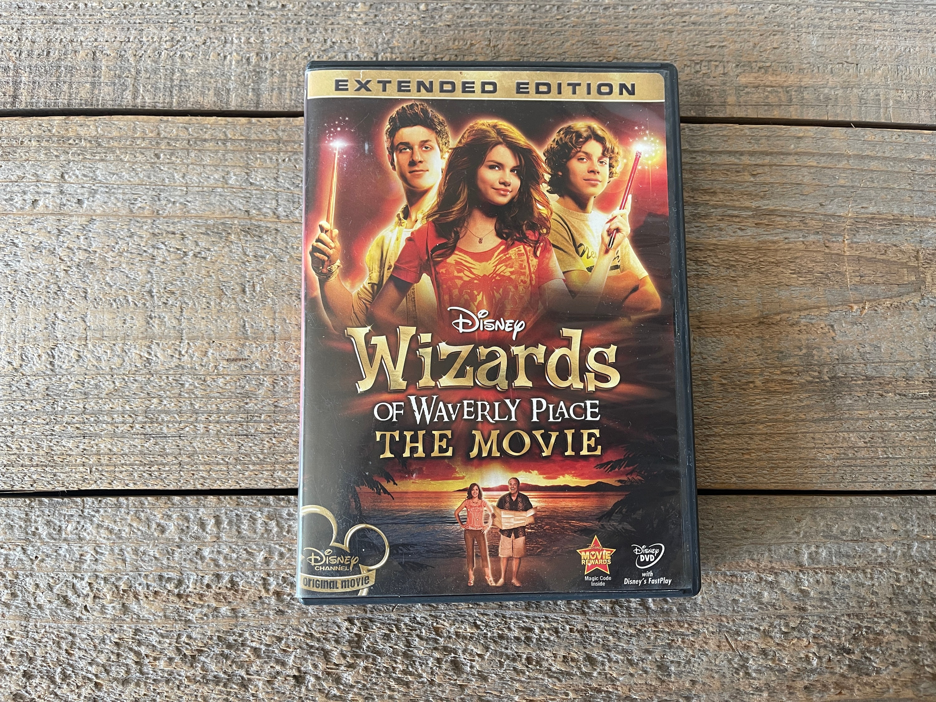 Selena Gomez con David Henrie, David DeLuise y María Canals Barrera de Los  Hechiceros de Waverly Place. : r/popculturechat, image size:3000x2250