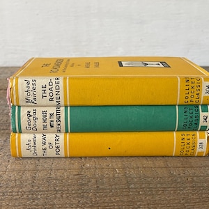 Könnte beinhalten: Ein Stapel von drei gelben und grünen Taschenbüchern mit den Titeln "The Roadmender", "The House with the Green Shutters" und "The Way of Poetry". Die Bücher gehören alle zur Reihe Collins Pocket Classics.