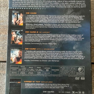 K&ouml;nnte beinhalten: Die Hard Film-Sammlung auf DVD mit allen drei Filmen: Die Hard, Die Hard 2: Die Harder und Stirb Langsam: Jetzt erst recht. Das DVD-Set enth&auml;lt eine Bonus-Disc mit Behind-the-Scenes-Material und einen Trailer f&uuml;r Stirb Langsam 4.0.