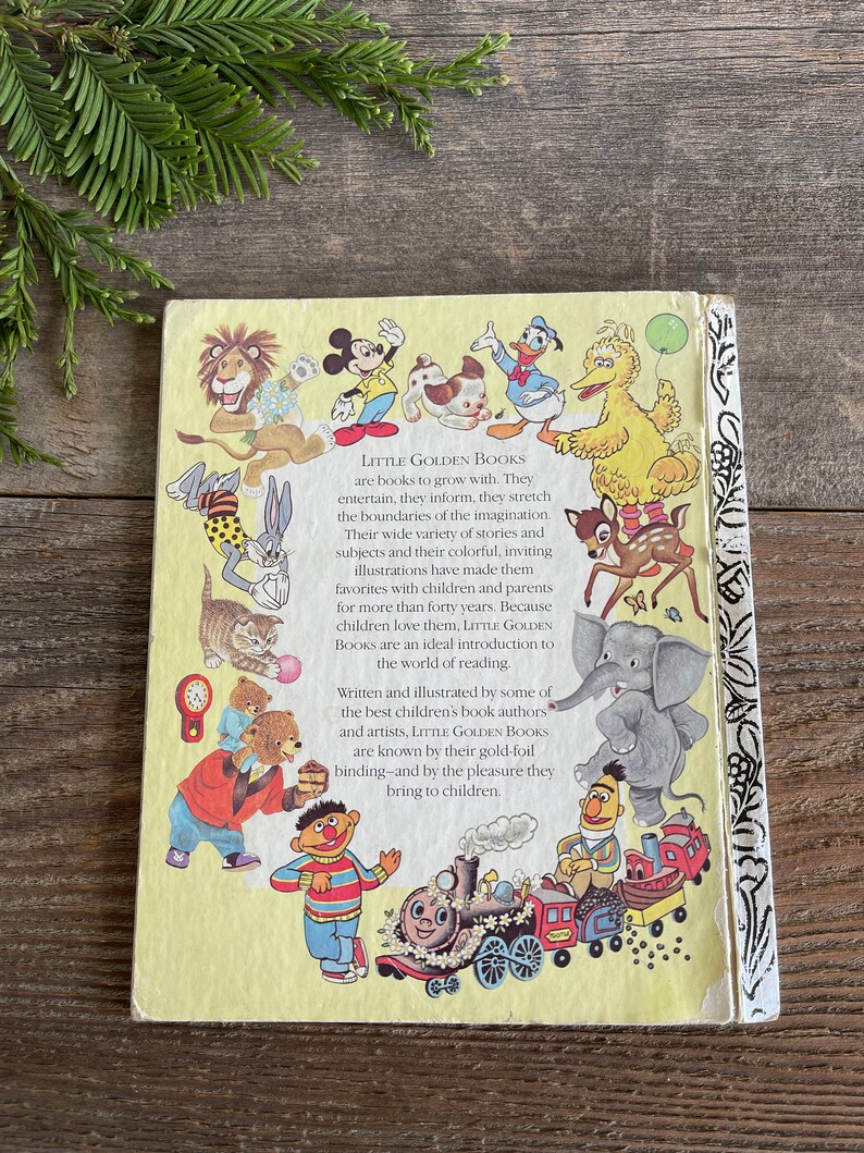 Pu&ograve; includere: La copertina posteriore di un libro Little Golden Book con illustrazioni di personaggi popolari per bambini come Topolino, Paperino, Big Bird e un elefante. Il testo sulla copertina recita "Little Golden Books are books to grow with. They entertain, they inform, they stretch the boundaries of the imagination."