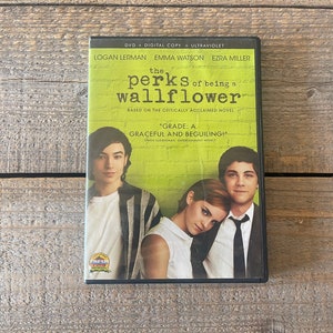 Puede incluir: Estuche de DVD para la película "Las ventajas de ser invisible" con Logan Lerman, Emma Watson y Ezra Miller. La caja tiene un fondo verde con el título de la película y los nombres de los actores impresos en blanco. La cita "GRADE: A. GRACEFUL AND BEGUILING!" está impresa en la caja.