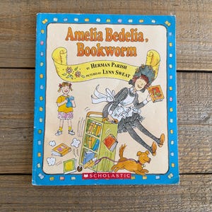 Amelia Bedelia, Ratón de biblioteca // Por Herman Parish, Imágenes de Lynn Sweat // Primera impresión de Scholastic 2004