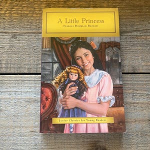 A Little Princess // Frances Hodgson Burnett // Junior Classics for Young Readers Paperback Book