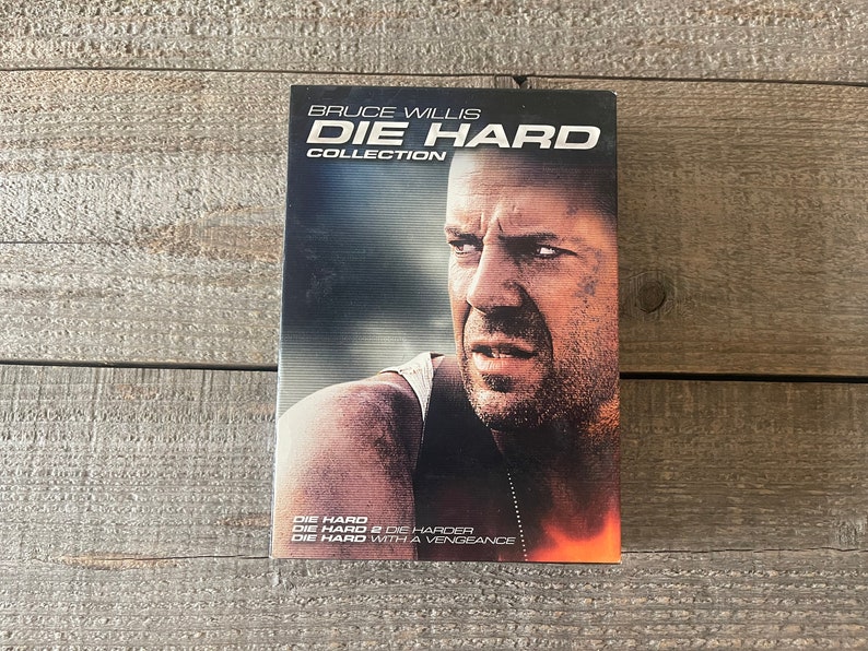 K&ouml;nnte beinhalten: Eine DVD-Sammelbox mit Bruce Willis auf dem Cover. Der Titel lautet "Die Hard Collection" und die enthaltenen Filme sind "Die Hard", "Die Hard 2: Die Harder" und "Stirb Langsam - Jetzt erst recht".