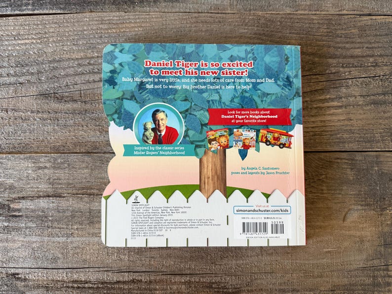 Puede incluir: Un libro infantil con una portada azul y blanca con el texto "&iexcl;Daniel Tiger est&aacute; tan emocionado de conocer a su nueva hermana!" y una ilustraci&oacute;n de Daniel Tiger. El libro est&aacute; inspirado en Mister Rogers' Neighborhood.