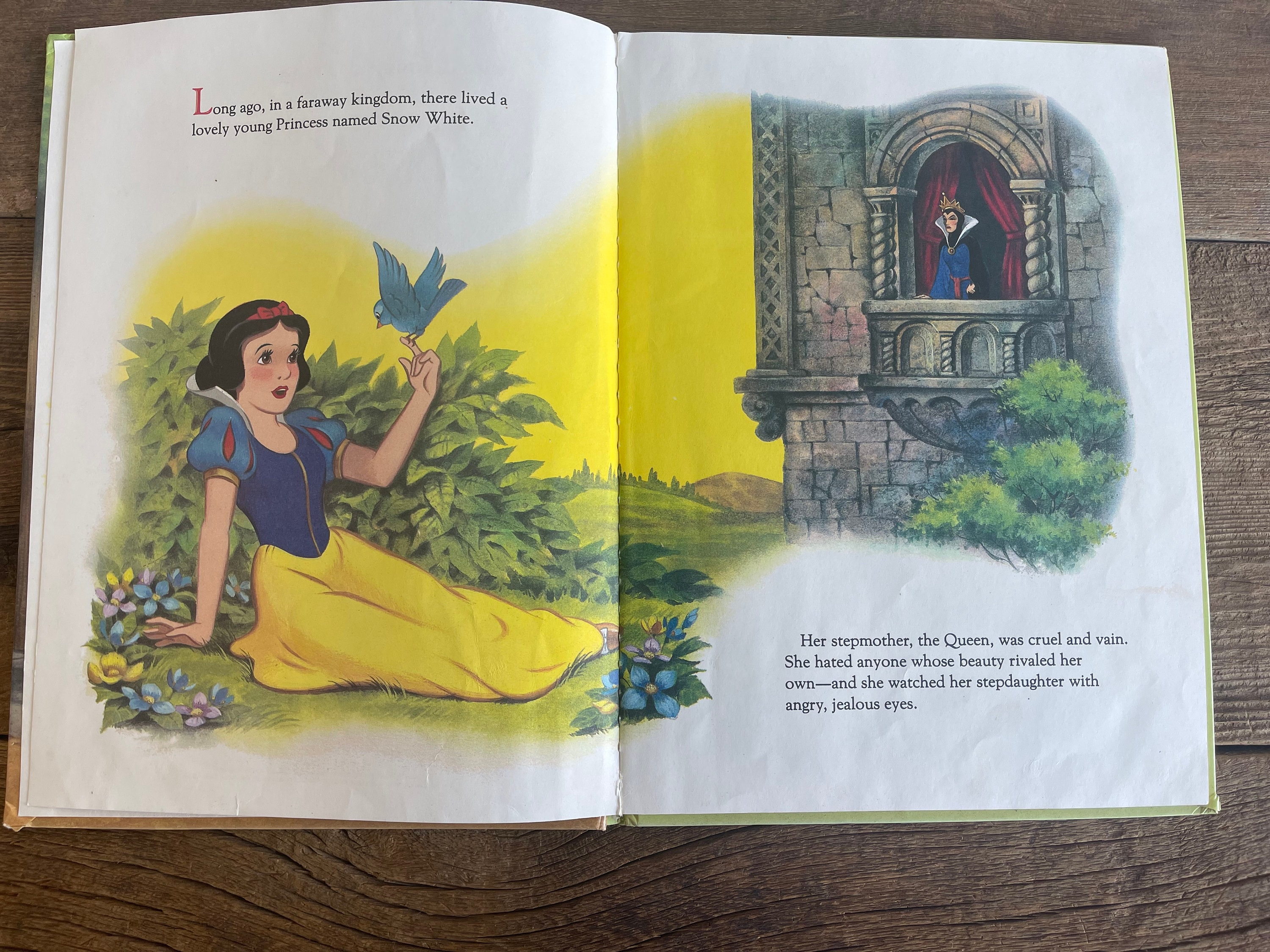 ウォルト・ディズニーの白雪姫と七人の小人 ゴールデンブック // 大型
