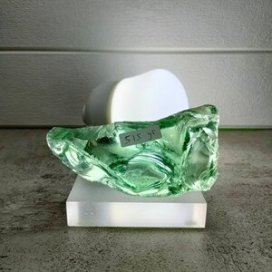 Ruw andara-kristal nieuw oppervlak lichtgroen 515 gr met basis voor decoratie