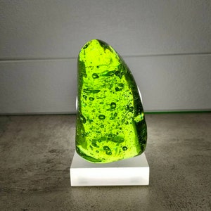 Cristallo naturale lucido Andara giallo verde bolla 1150gr con base per decorazione o collezione
