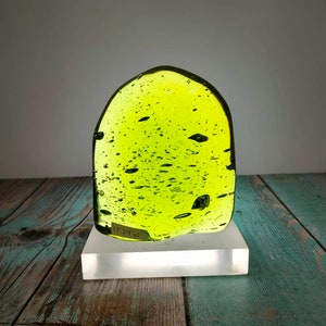 Natuurlijk gepolijste andara kristalheldere geelgroene bubbel 1534 gr met basis voor decoratie