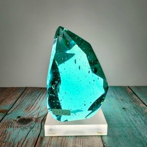 Andara kristal natuurlijk geslepen Aquablauw 1475 gr + basis voor decoratie