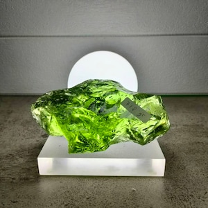 Rough andara crystal new surface green yellow bubble 718gr with base for decoration