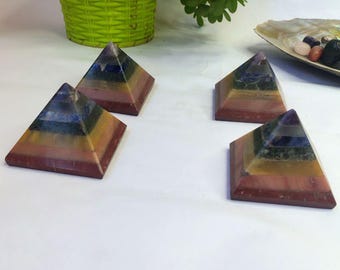 Piramide dei 7 chakra da 2 pollici / Piramide di cristallo curativo per l'equilibrio energetico e l'allineamento spirituale / Piramide di pietra dei chakra
