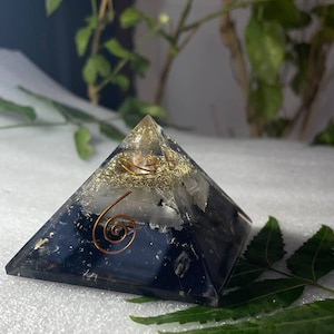 Pirâmide de orgonite de pedra natural de turmalina negra e selenita para cura de reiki, dinheiro e riqueza