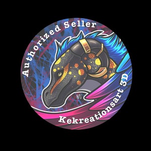Może przedstawiać: Okrągła naklejka z niebieską, czarną i ż&oacute;łtą głową smoka z złotą opaską. Naklejka ma napis "Authorized Seller Kekreationsart 3D" wok&oacute;ł krawędzi.
