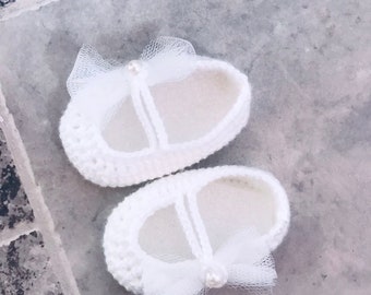 white knitted newborn shoes