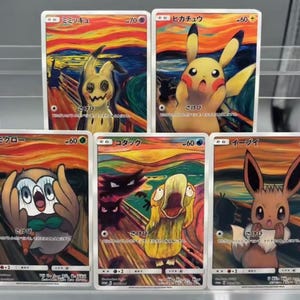 Puede incluir: Cinco cartas coleccionables de Pokémon con Mimikyu, Pikachu, Rowlet, Psyduck y Eevee, al estilo de "El Grito" de Edvard Munch. Las cartas tienen texto japonés y valores numéricos.