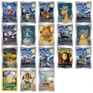 Puede incluir: Colección de cartas coleccionables enmarcadas con varios personajes Pokémon al estilo de "La noche estrellada" de Vincent van Gogh. Cada carta presenta una ilustración única de un personaje con un fondo de noche estrellada.