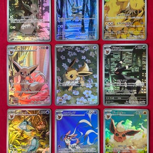 Puede incluir: Una colección de nueve tarjetas coleccionables rectangulares que muestran varias criaturas ilustradas con texto en japonés, estadísticas numéricas y fondos artísticos coloridos, dispuestas en una cuadrícula de tres por tres sobre una superficie roja.