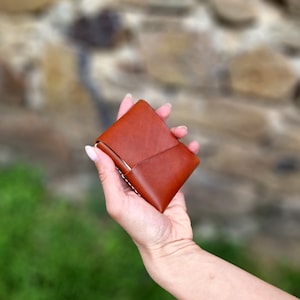 Portafoglio minimalista. Sottile e compatto. Portafoglio compatto in pelle.