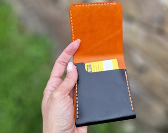Portafoglio classico in pelle dal design non classico.