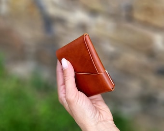 Minimalist Leather Wallet: Slim Italian Vegetable-Tanned Design