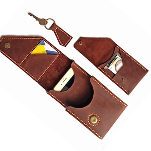 Bolso para teléfono auténtico con minicartera y llavero. Bolso para teléfono tipo bandolera. Piel de color coñac, hilo naranja.