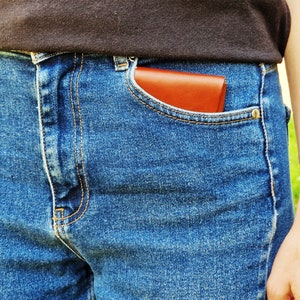 Portafoglio minimalista. Pelle testurizzata. Sottile e compatto. Portafoglio compatto in pelle.
