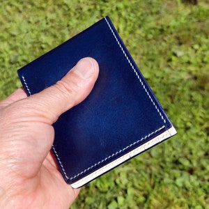 Cartera fina de dos hojas. Cartera "salón blanco". Ejecución manual. Cartera de piel oscura con interior claro.