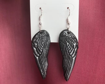Schwarz und Silber Engel Flügel Ohrringe aus Polymer Clay