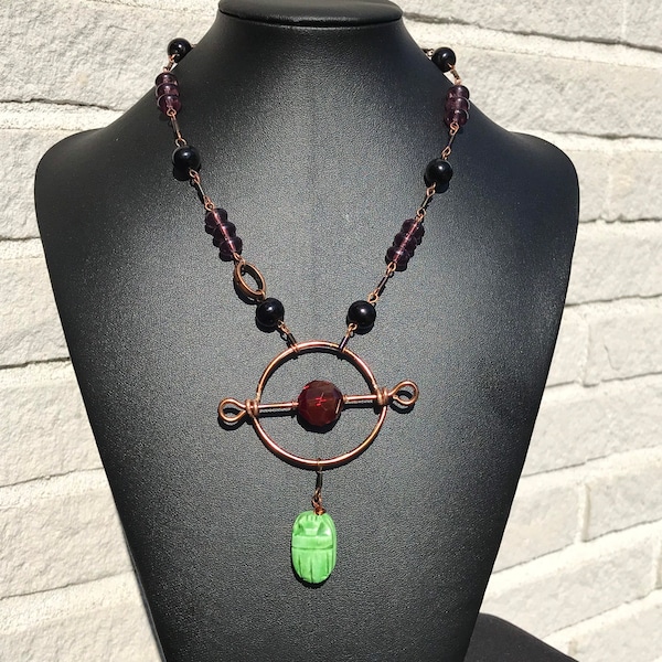 Kralenketting met metaaldraad, ronde hanger met bungelende scarabee, amethistkralen, hekserij