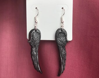 Schwarz und Silber Engel Flügel Ohrringe aus Polymer Clay