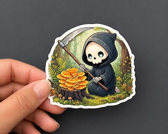 Può includere: Un adesivo fustellato raffigurante uno scheletro in stile cartoon con un mantello scuro con cappuccio che impugna una falce. Lo scheletro è inginocchiato accanto a un tronco d'albero coperto di funghi arancioni in un bosco con felci verdi.