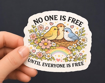Può includere: Un adesivo fustellato raffigurante tre uccellini in un nido circondati da fiori rosa e bianchi, foglie verdi e un piccolo arcobaleno. Il testo NO ONE IS FREE è in alto e UNTIL EVERYONE IS FREE in basso in lettere maiuscole nere.