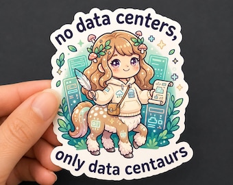 Può includere: Un adesivo fustellato raffigurante un centauro dei cartoni animati con capelli castano chiaro, che indossa una felpa beige e una piccola borsa marrone. Il centauro tiene in mano una piuma bianca e una pergamena. Il testo recita: no data centers, only data centaurs.