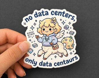 Può includere: Un adesivo fustellato raffigurante un centauro dei cartoni animati con capelli biondi, una felpa con cappuccio azzurra e piccole ali. Il centauro porta una borsa con l'etichetta DATA, circondato da codice binario, scatole e stelle. Testo: no data centers, only data centaurs.