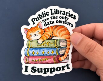 Può includere: Un adesivo fustellato raffigurante un gatto soriano arancione che dorme su una pila di tre libri. I libri sono verdi, blu e rosa con accenti dorati. Il testo recita: Public Libraries are the only data centers I Support in nero.