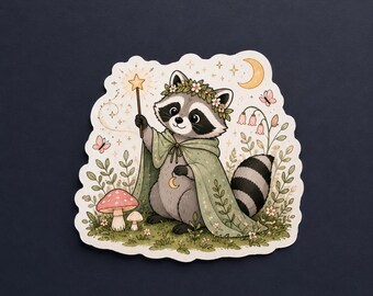 Può includere: Un adesivo fustellato raffigurante un procione grigio che indossa un mantello verde e una corona di fiori. Il procione tiene in mano una bacchetta con una stella, circondato da funghi, piccoli fiori, farfalle e una luna crescente.