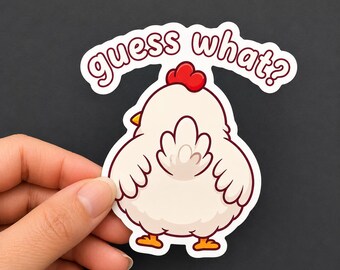 Può includere: Un adesivo fustellato raffigurante un pollo dei cartoni animati visto da dietro, con le piume della coda ben visibili. Sopra il pollo, il testo "guess what?" è scritto in un carattere arrotondato di colore rosso scuro con bordo bianco.