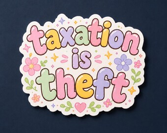 Può includere: Un adesivo fustellato con il testo "taxation is theft" in un carattere arrotondato a bolle. Le lettere sono colorate in rosa pastello, giallo, viola e verde. Il design è decorato con piccoli fiori, foglie verdi e minuscole stelline.