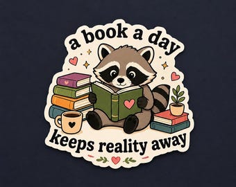 Può includere: Un adesivo con un procione dei cartoni animati che legge un libro verde, circondato da pile di libri colorati, una tazza di caffè e una piccola pianta in vaso. Il testo recita, a book a day keeps reality away, con cuoricini e stelle gialle.