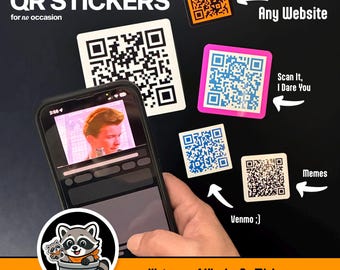 Può includere: Adesivi quadrati personalizzati con codici QR in vari colori, tra cui nero, bianco, arancione e rosa. Uno smartphone mostra un video, con il testo CUSTOM QR STICKERS for no occasion, Any Website, Scan It, I Dare You, Venmo ;), Memes, Waterproof Vinyl, No Minimums, Printed in the USA.