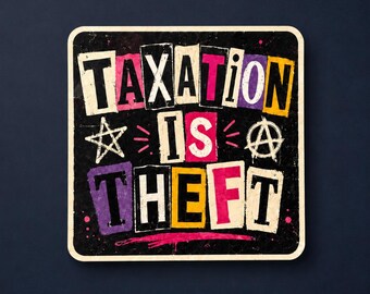 Può includere: Un adesivo quadrato con sfondo nero che presenta il testo TAXATION IS THEFT in stile lettera di riscatto con lettere colorate su rettangoli bianchi, rosa, viola e gialli. Include una stella disegnata a mano e un simbolo anarchico in bianco.