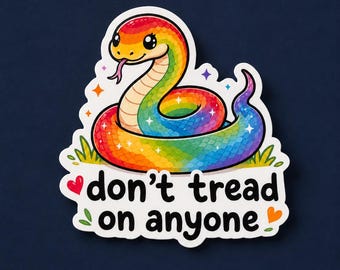 Può includere: Un adesivo fustellato raffigurante un serpente arrotolato dai colori dell'arcobaleno con grandi occhi neri e una lingua rosa. Il serpente è circondato da piccole stelle ed erba verde. Sotto, il testo "don't tread on anyone" in lettere nere.