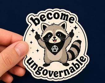 Può includere: Un adesivo circolare raffigurante un procione dei cartoni animati con pelliccia grigia e nera, che indossa una bandana nera con un simbolo anarchico bianco. Il procione mostra il dito medio con entrambe le mani. Il testo "become ungovernable" è nero.
