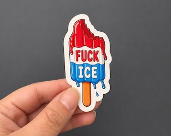 Può includere: Un adesivo fustellato a forma di ghiacciolo che si scioglie con una sezione superiore rossa, una centrale bianca e una inferiore blu. Il testo FUCK ICE è stampato in grassetto bianco sulle sezioni bianca e blu. Un bastoncino di legno alla base.
