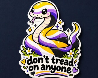Può includere: Un adesivo raffigurante un serpente in stile cartoon con strisce gialle, bianche, viola e nere. Il serpente è circondato da piccoli fiori bianchi ed erba verde. Sotto il serpente, il testo recita "don't tread on anyone" in lettere nere.