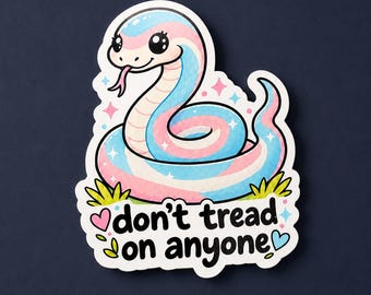 Può includere: Un adesivo fustellato raffigurante un serpente dei cartoni animati a strisce azzurre, rosa e bianche. Il serpente ha grandi occhi neri e una lingua rosa. Sotto il serpente, il testo recita "don't tread on anyone" con un cuore rosa e uno blu.