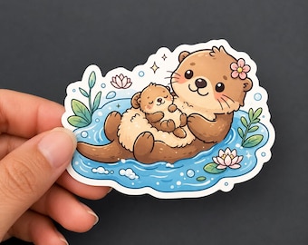 Può includere: Un adesivo fustellato raffigurante una lontra marrone che galleggia in acqua blu mentre tiene in braccio una lontra più piccola. L'illustrazione include piante acquatiche verdi, ninfee rosa e piccole scintille bianche su un bordo bianco.